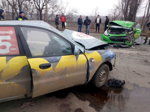 В Харькове столкнулись два автомобиля такси: одного из водителей доставали спасатели