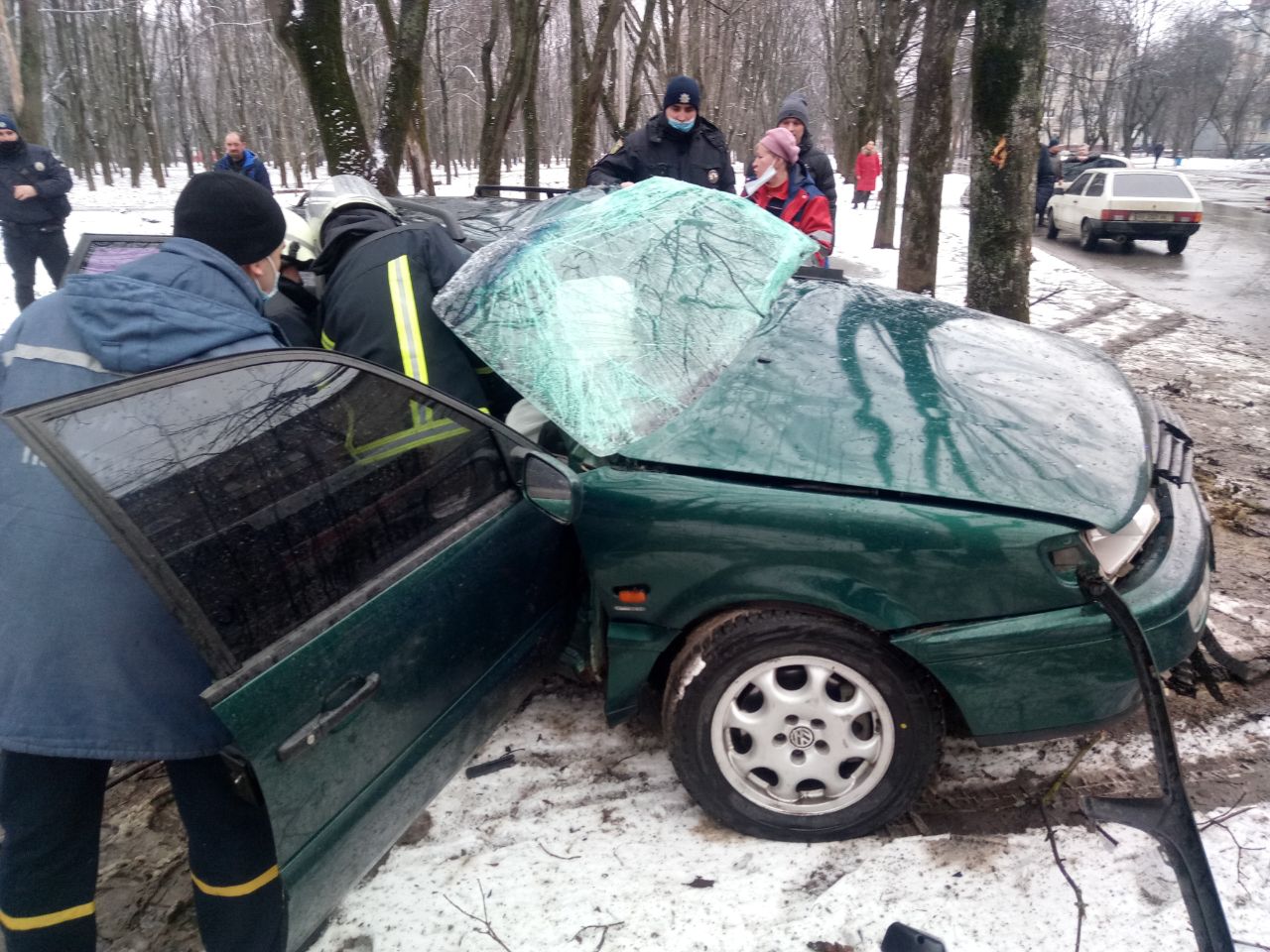 На ХТЗ автомобиль врезался в дерево: водителя доставали спасатели
