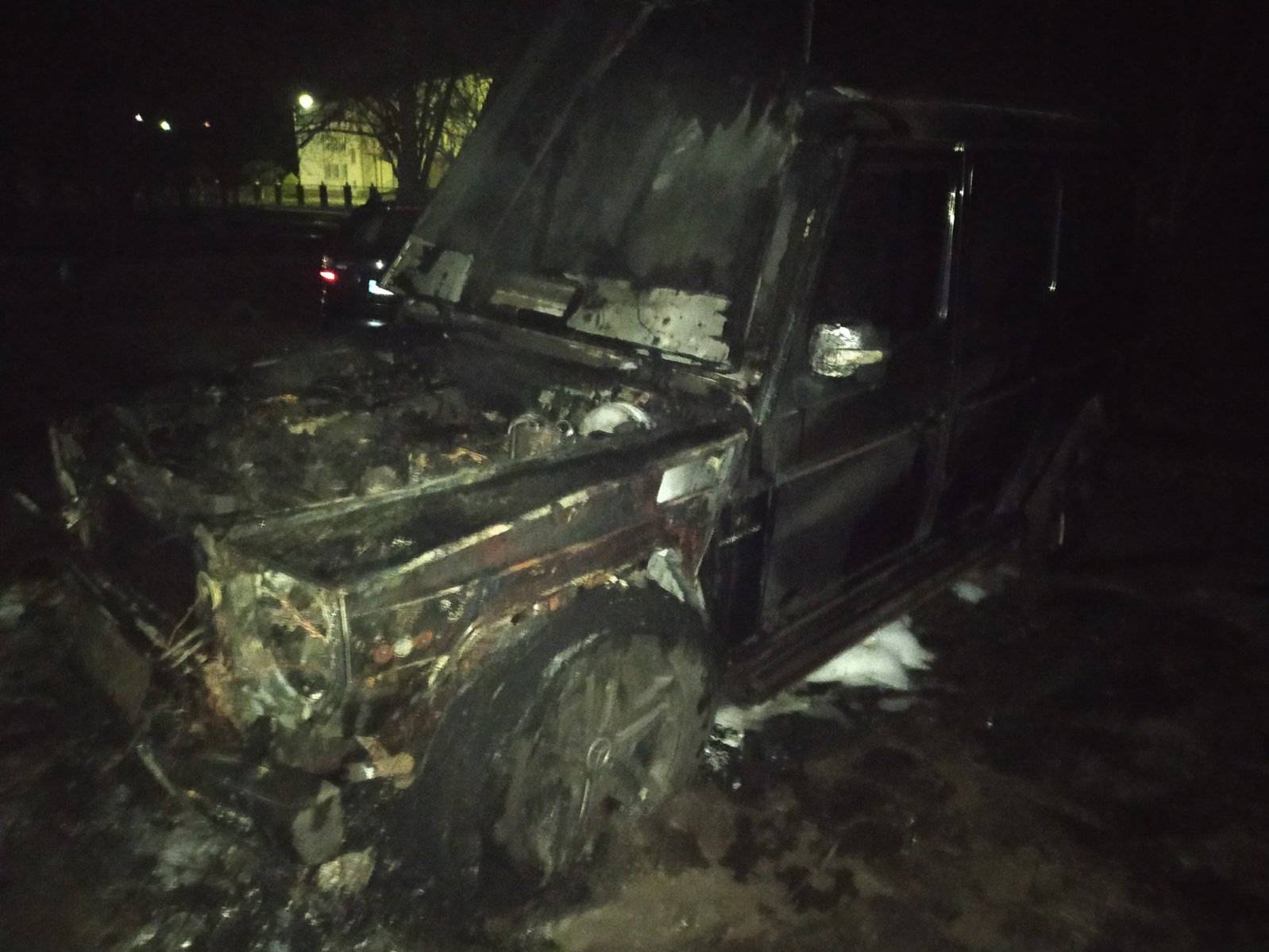 В Харьковской области возле жилого дома сгорел автомобиль