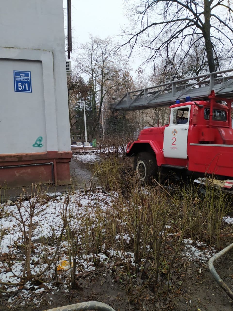В Харькове спасатели помогли маленькому мальчику, который закрылся в квартире