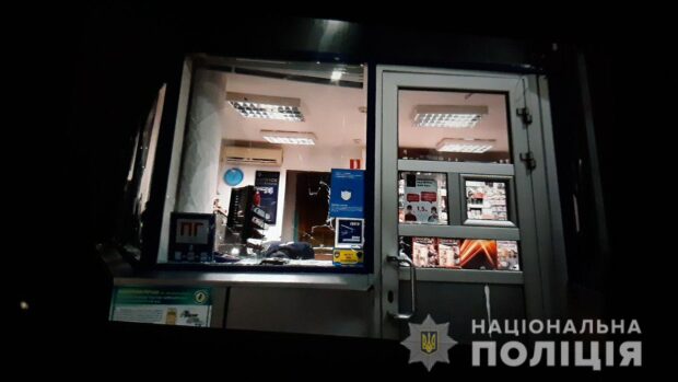 В Харькове неизвестные забежали на заправку, выбили окна и убежали