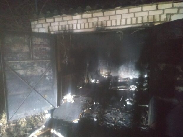 Под Харьковом в гараже сгорел автомобиль