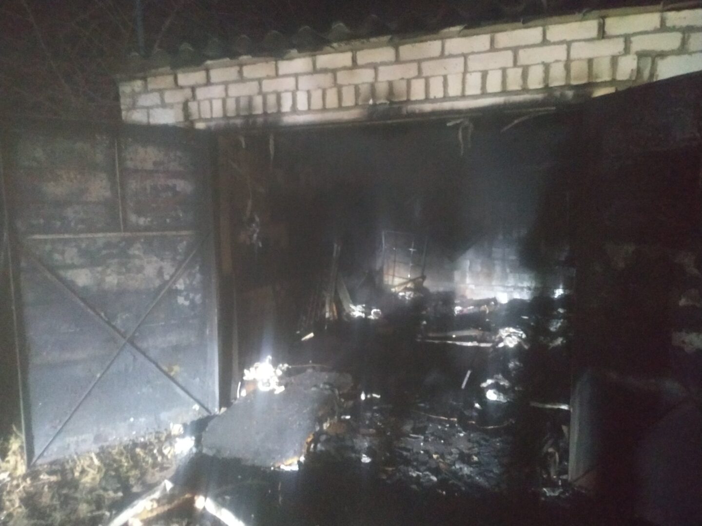 Под Харьковом в гараже сгорел автомобиль