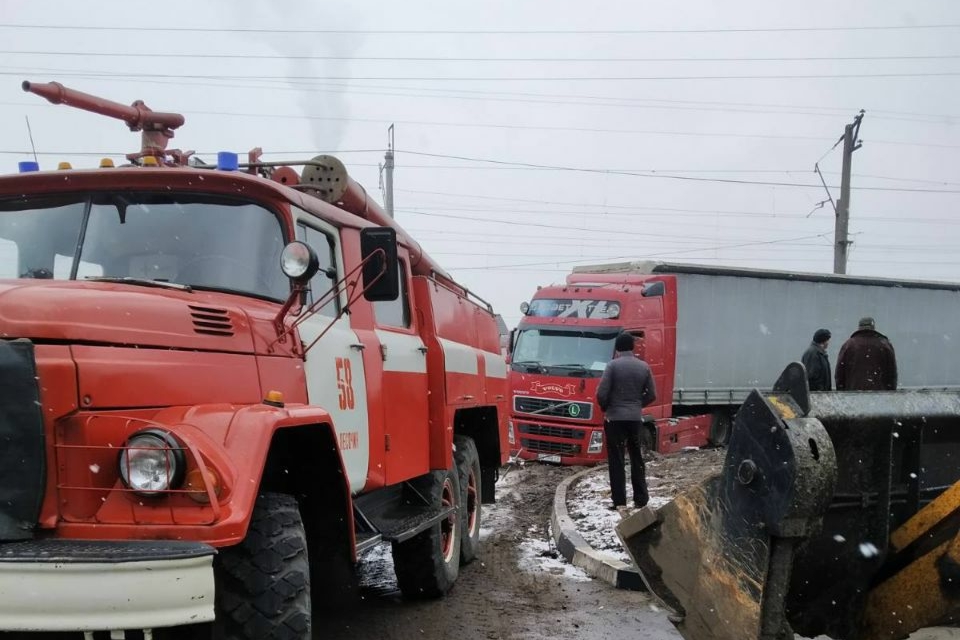 Под Харьковом спасатели вытаскивали из грязи фуру
