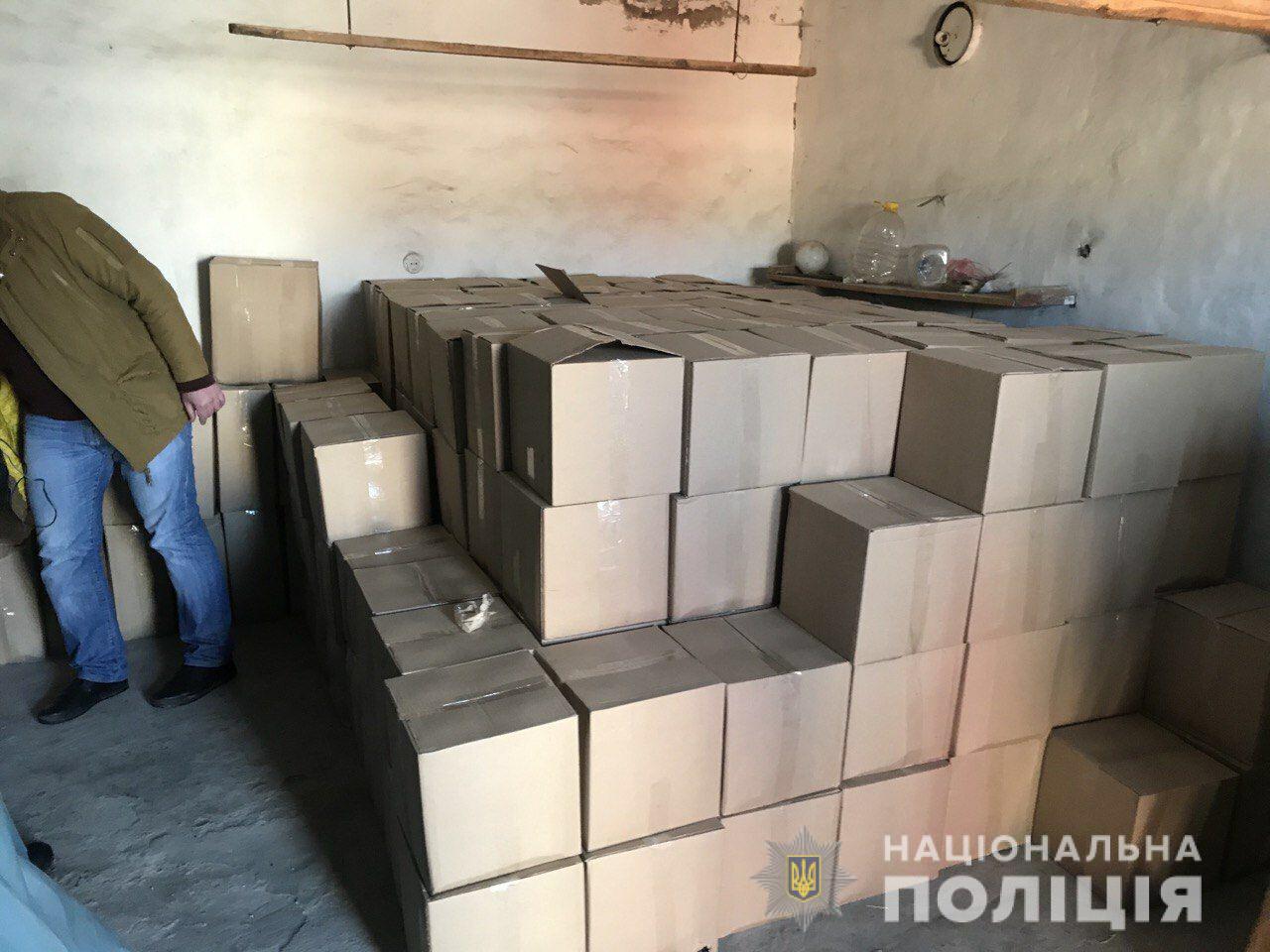 В Харьковской области в гараже у мужчины нашли 4000 литров спирта и коньяка