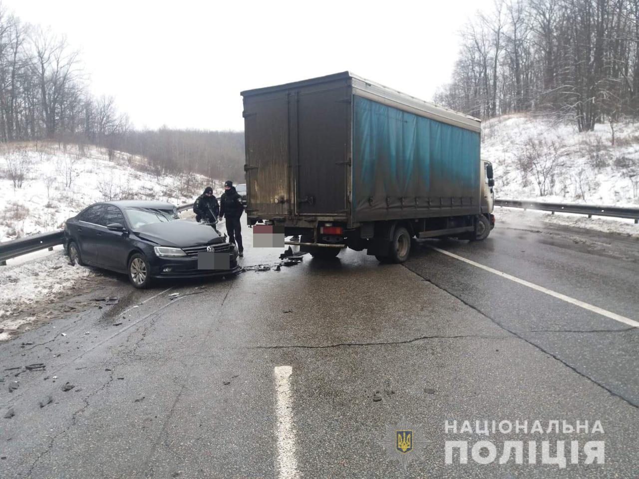 На окружной дороге в Харькове грузовик выехал на встречную полосу: пострадали четыре человека, двое из которых - дети