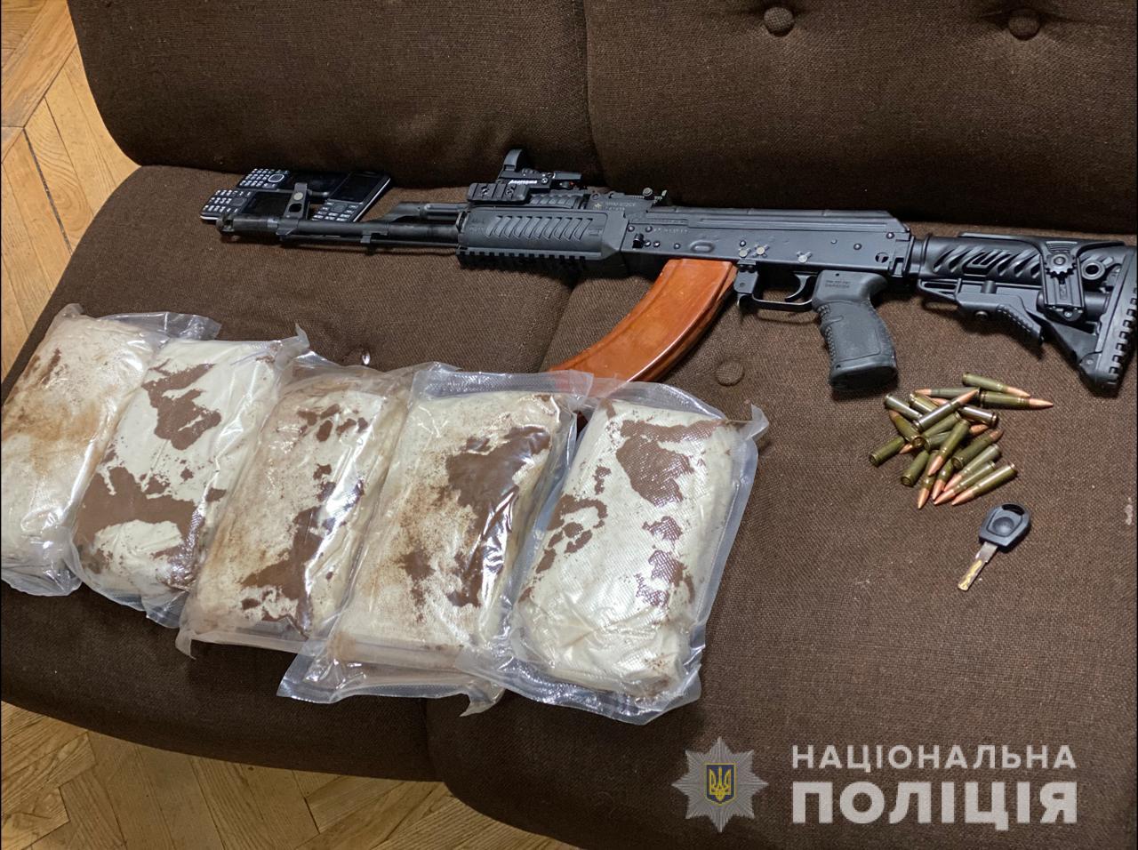 В Харькове у преступной группировки, которые угоняли автомобили, нашли наркотики и оружие