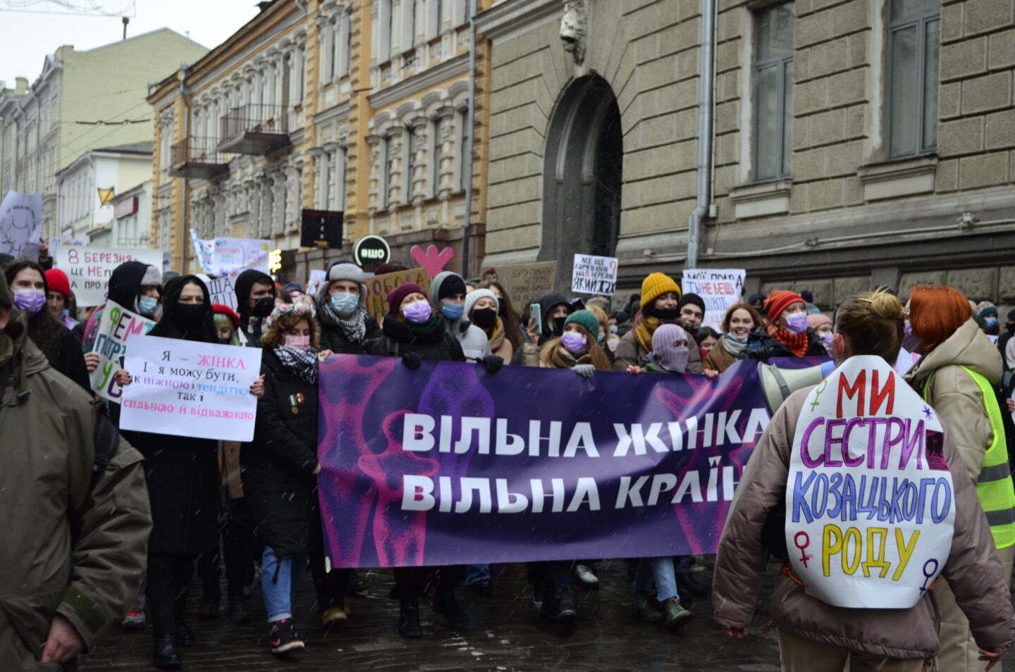 «Свободная женщина — свободная страна»: в Харькове прошел марш за права женщин, борющихся с пандемией