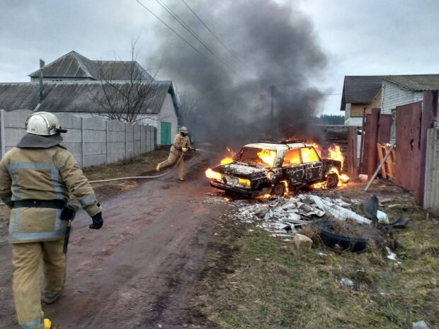 Под Харьковом во время движения загорелся ВАЗ: автомобиль сгорел полностью