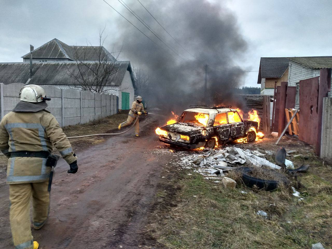 Под Харьковом во время движения загорелся ВАЗ: автомобиль сгорел полностью