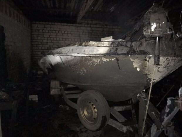 В Харьковской области в гараже горел катер