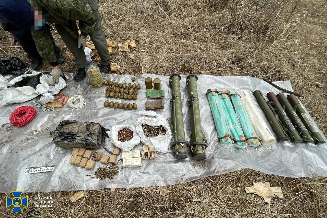У задержанного боевика «ЛНР» в лесу под Харьковом нашли схрон с оружием