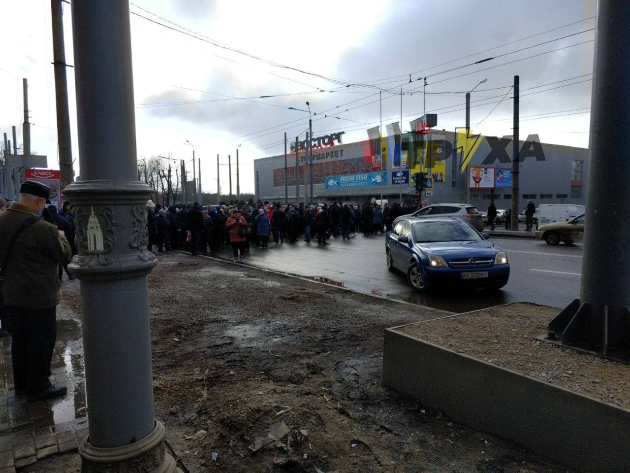 Работники ГП "Электротяжмаш" перекрыли Московский проспект - соцсети (видео)