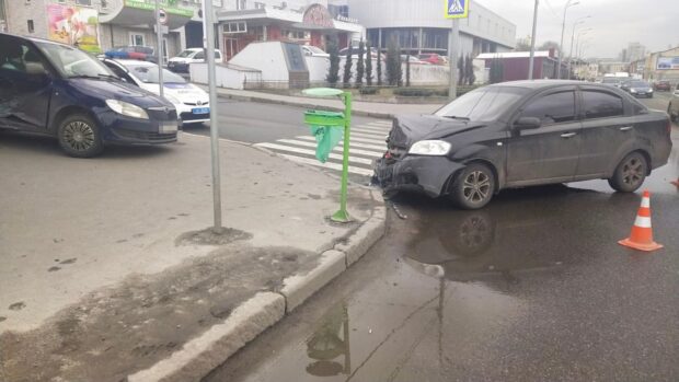 В Харькове в результате столкновения автомобилей пострадала женщина