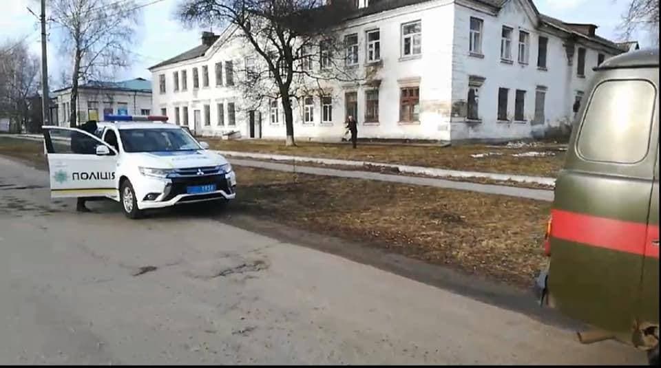 На Харьковщине женщина выбросила новорожденного младенца в яму заброшенного туалета