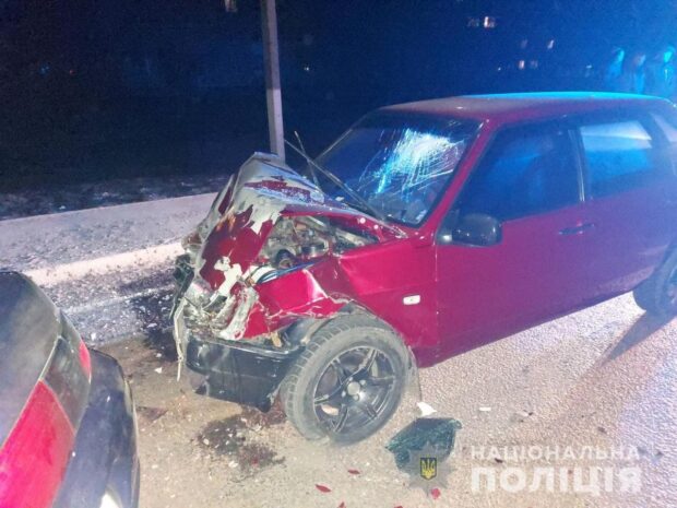 В Харьковской области в результате лобового столкновения автомобилей один из водителей попал в реанимацию