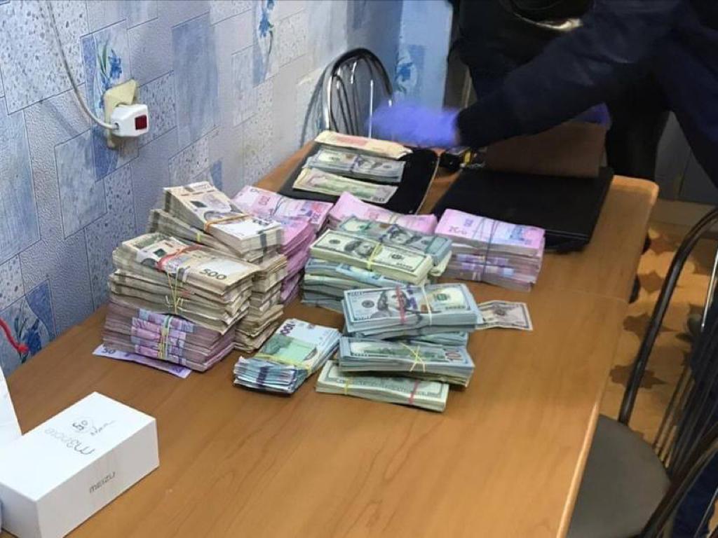 Под Харьковом у поселкового головы при обыске нашли 1 600 000 гривен и более 200 000 долларов США