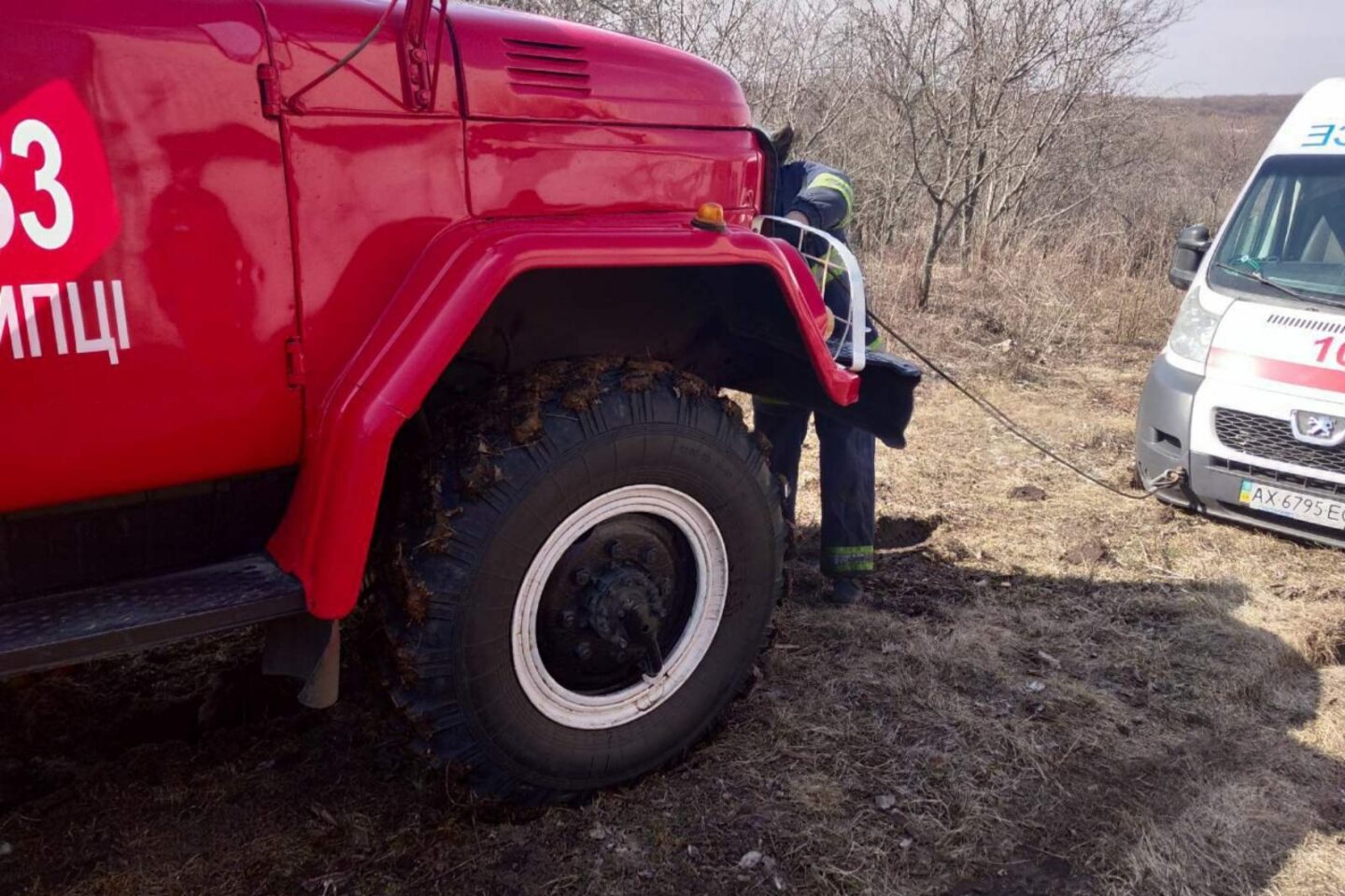 Под Харьковом спасатели вытащили из грязи автомобиль скорой помощи