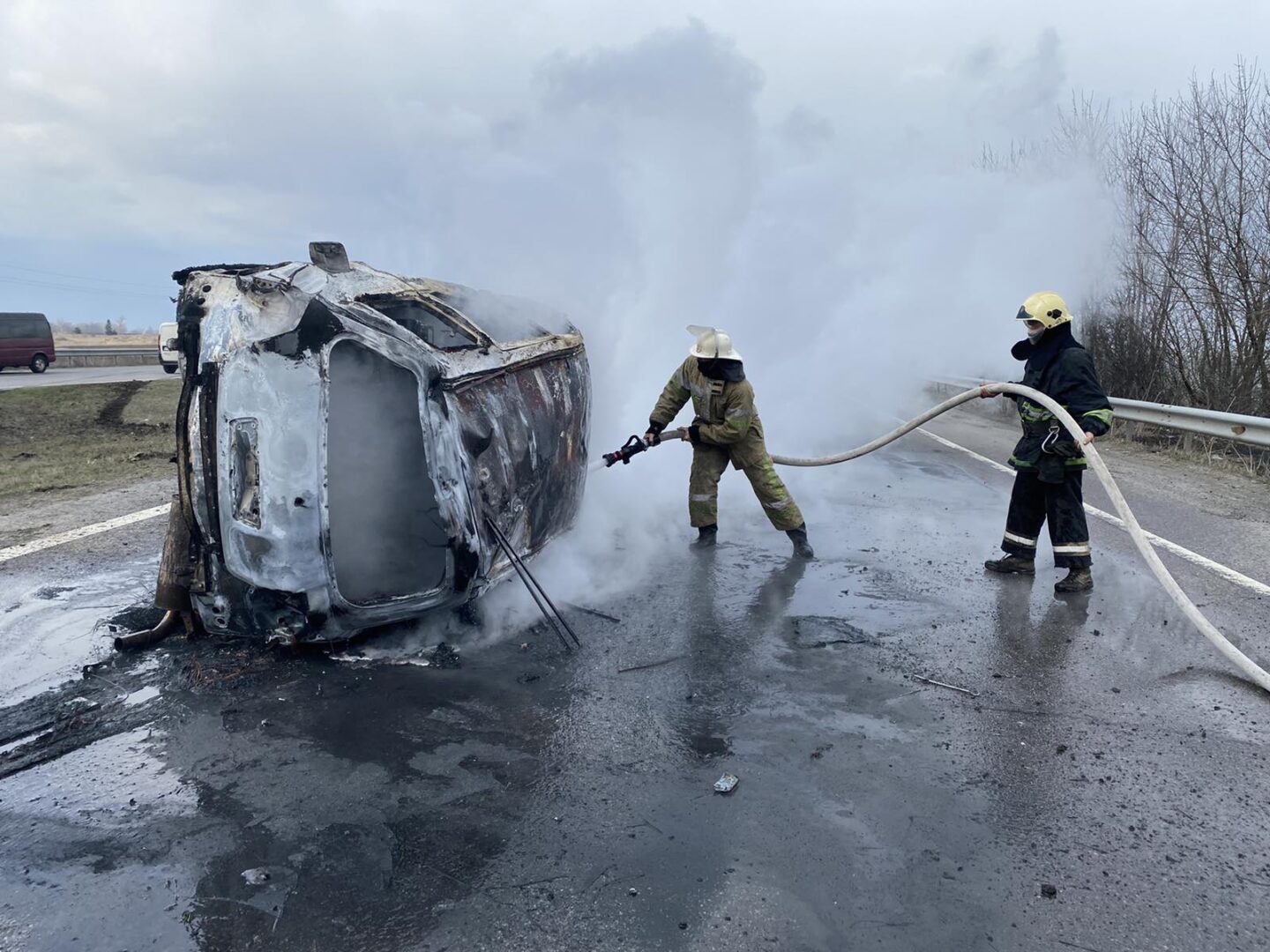 На Харьковщине в результате аварии загорелся автомобиль