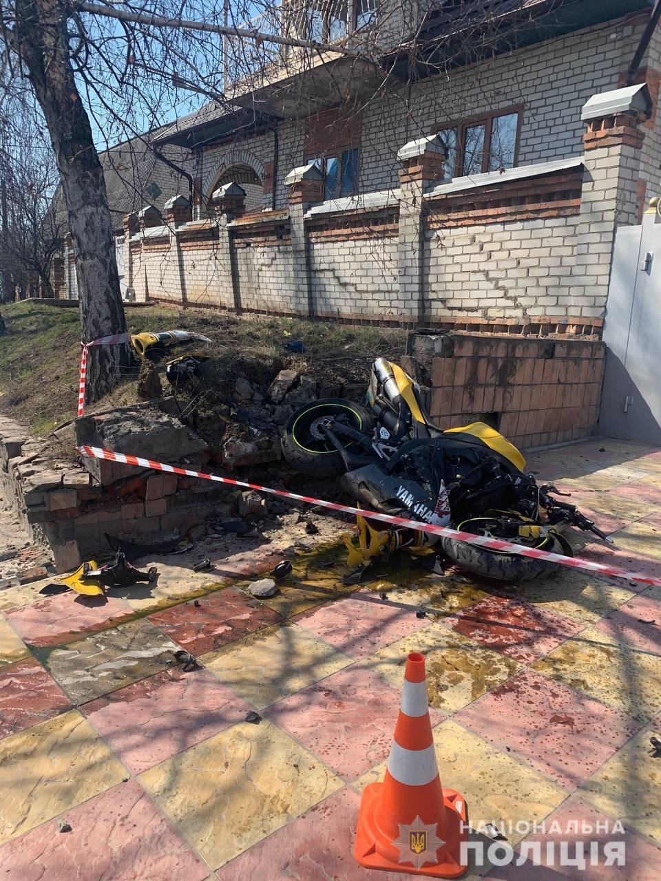 В Харькове мужчина на угнанном мотоцикле врезался в ограждение