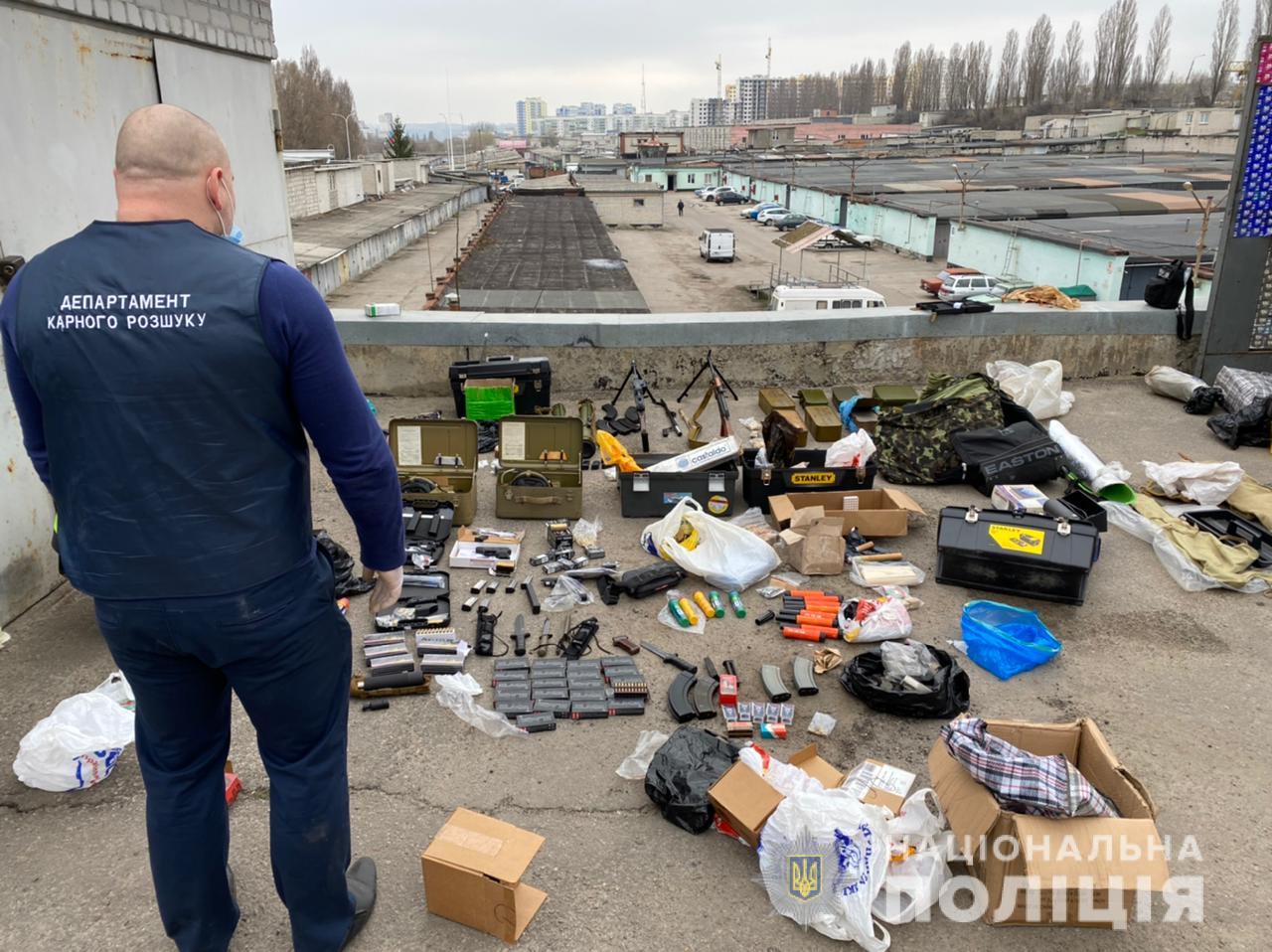 В Харькове полицейские нашли и изъяли у мужчины в гараже арсенал оружия