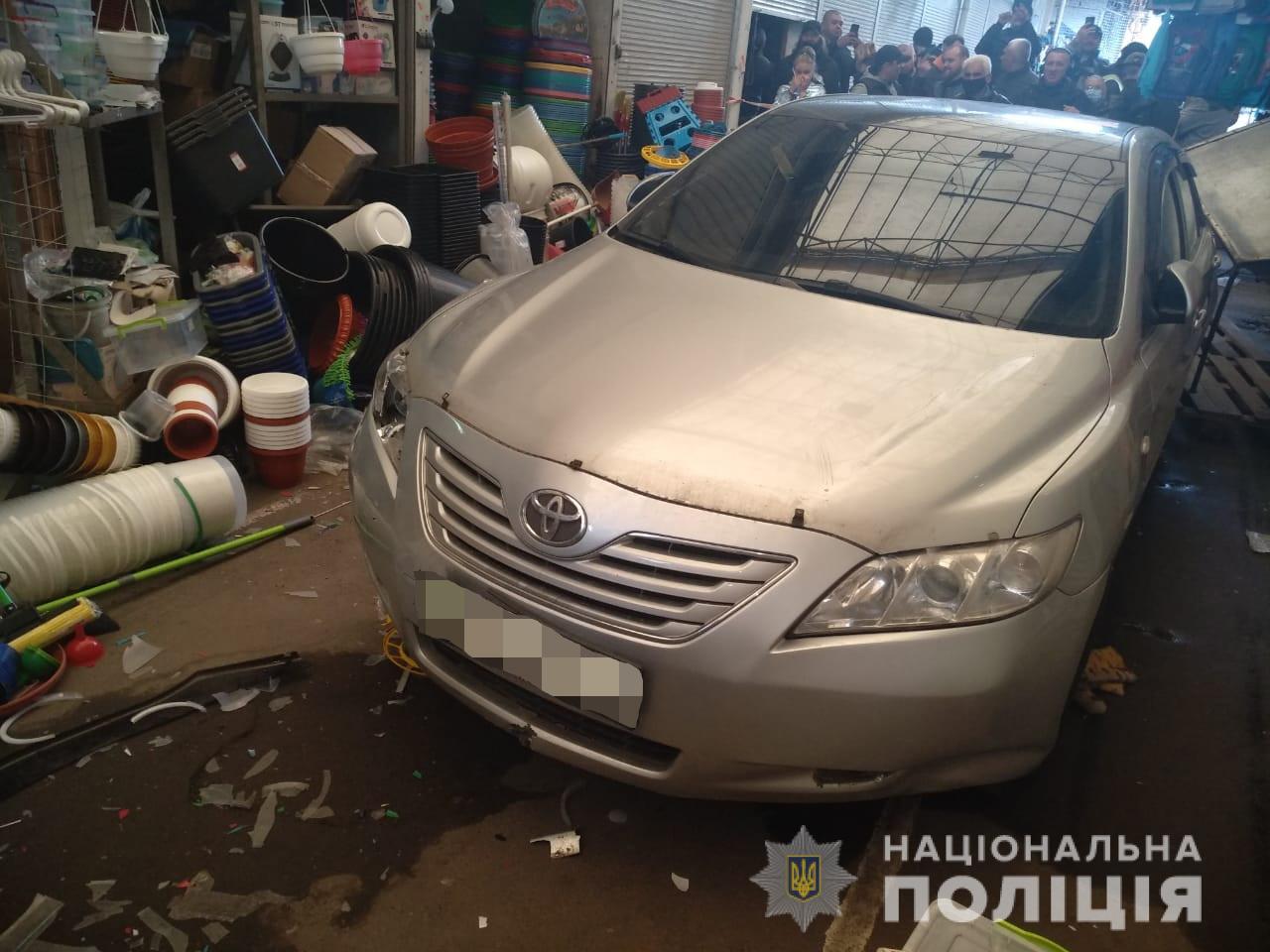 В торговый павильон "Барабашово" въехал автомобиль: водитель был в неадекватном состоянии