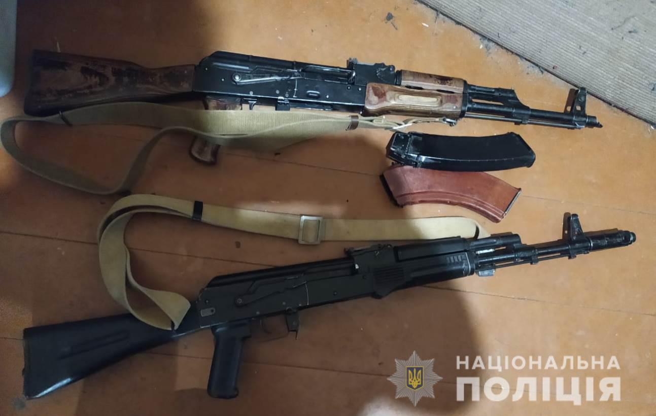 В Харьковской области у мужчины в спальне нашли два автомата