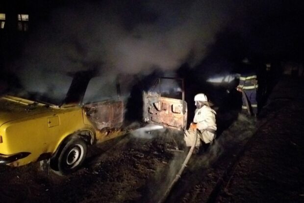 Под Харьковом сгорели два автомобиля