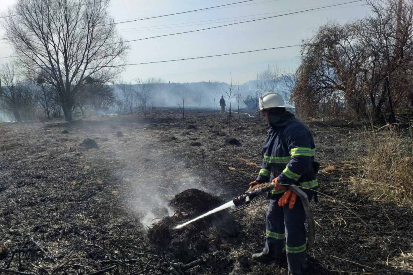 В Харьковской области мужчина, который поджог сухостой получил серьезные ожоги