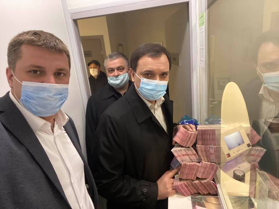 Депутаты харьковской ячейки "ОПЗЖ" внесли два миллиона гривен залога за подозреваемого в госизмене