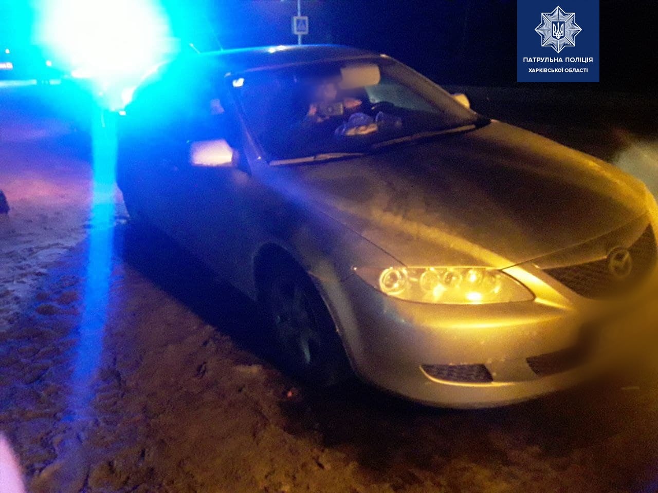 На Харьковщине патрульные блокировали авто на поддельных номерах, которое ехало по селу со скоростью 128 км/час