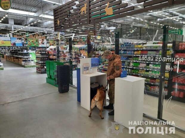 В Харькове в четырех ТРЦ и на заводе искали бомбу