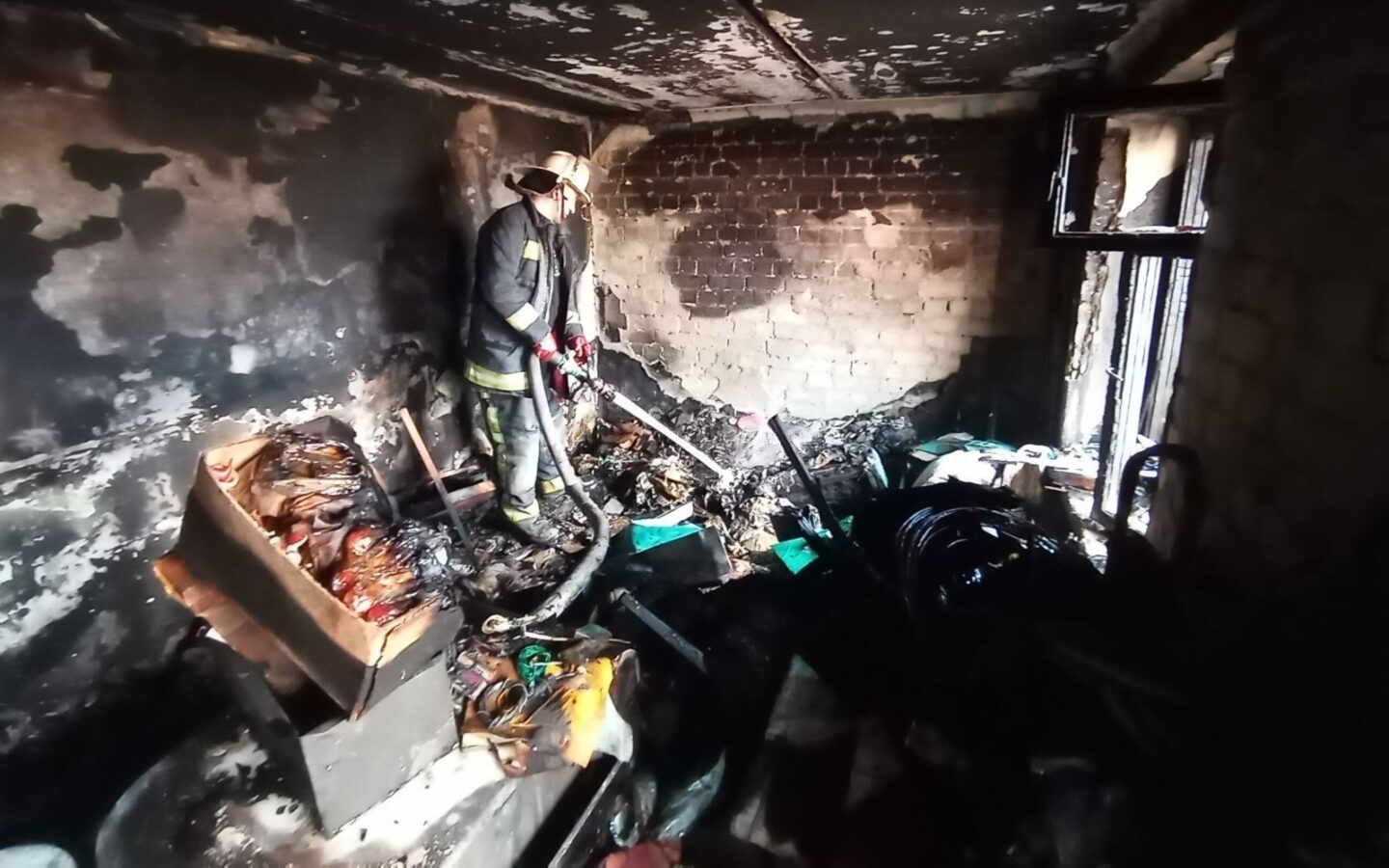 В Харькове в 9-этажном доме сгорела квартира: эвакуировали 12 жителей
