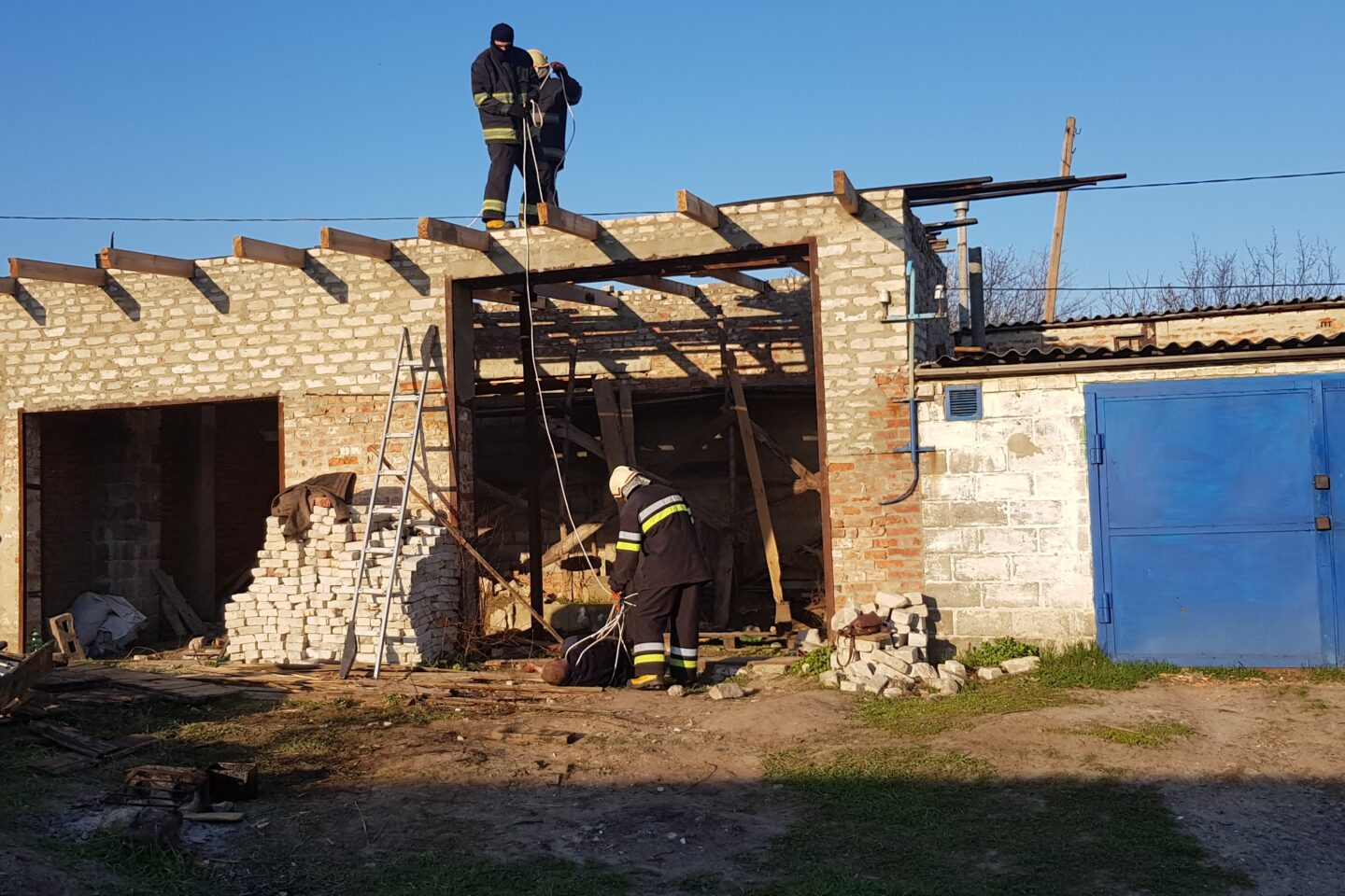 Под Харьковом на крыше гаража умер мужчина