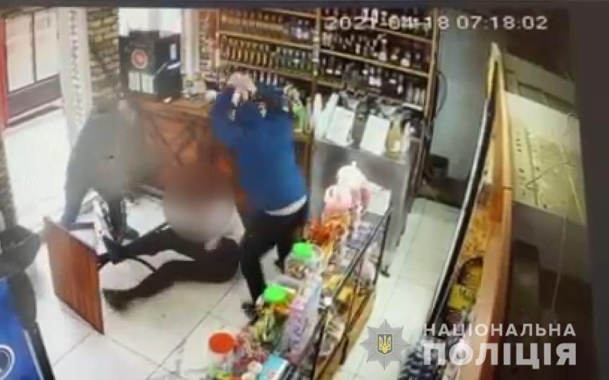 Под Харьковом двое битами избили мужчину и обстреляли из травматического пистолета (видео)