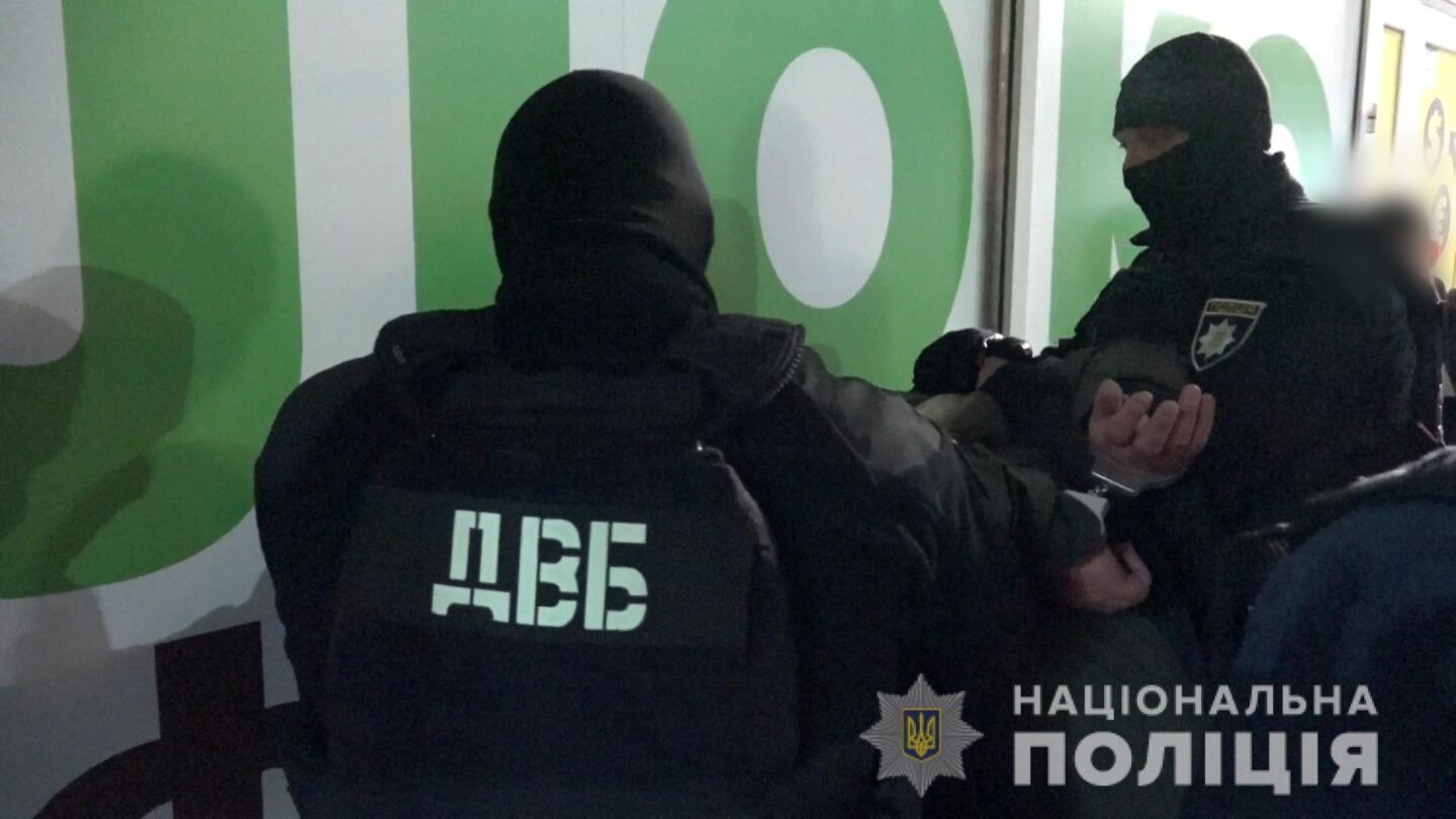 Вымогали 50 000 долларов «долга» у харьковчанки: правоохранители задержали троих мужчин