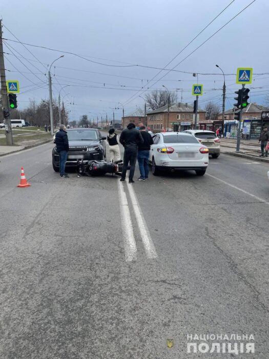 В Харькове в результате аварии пострадал водитель мотоцикла