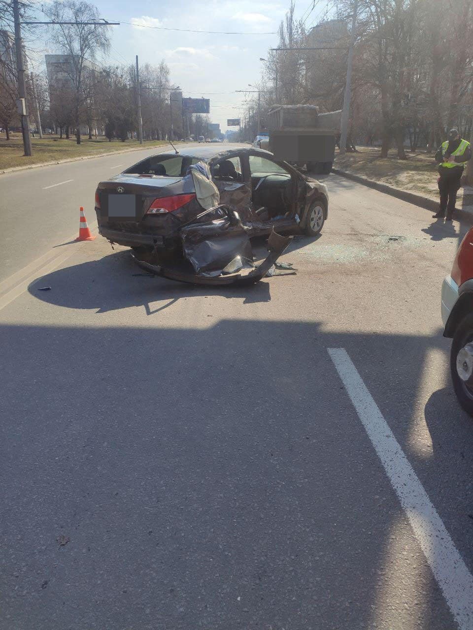 В Харькове столкнулись три автомобиля: в больницу попали два человека