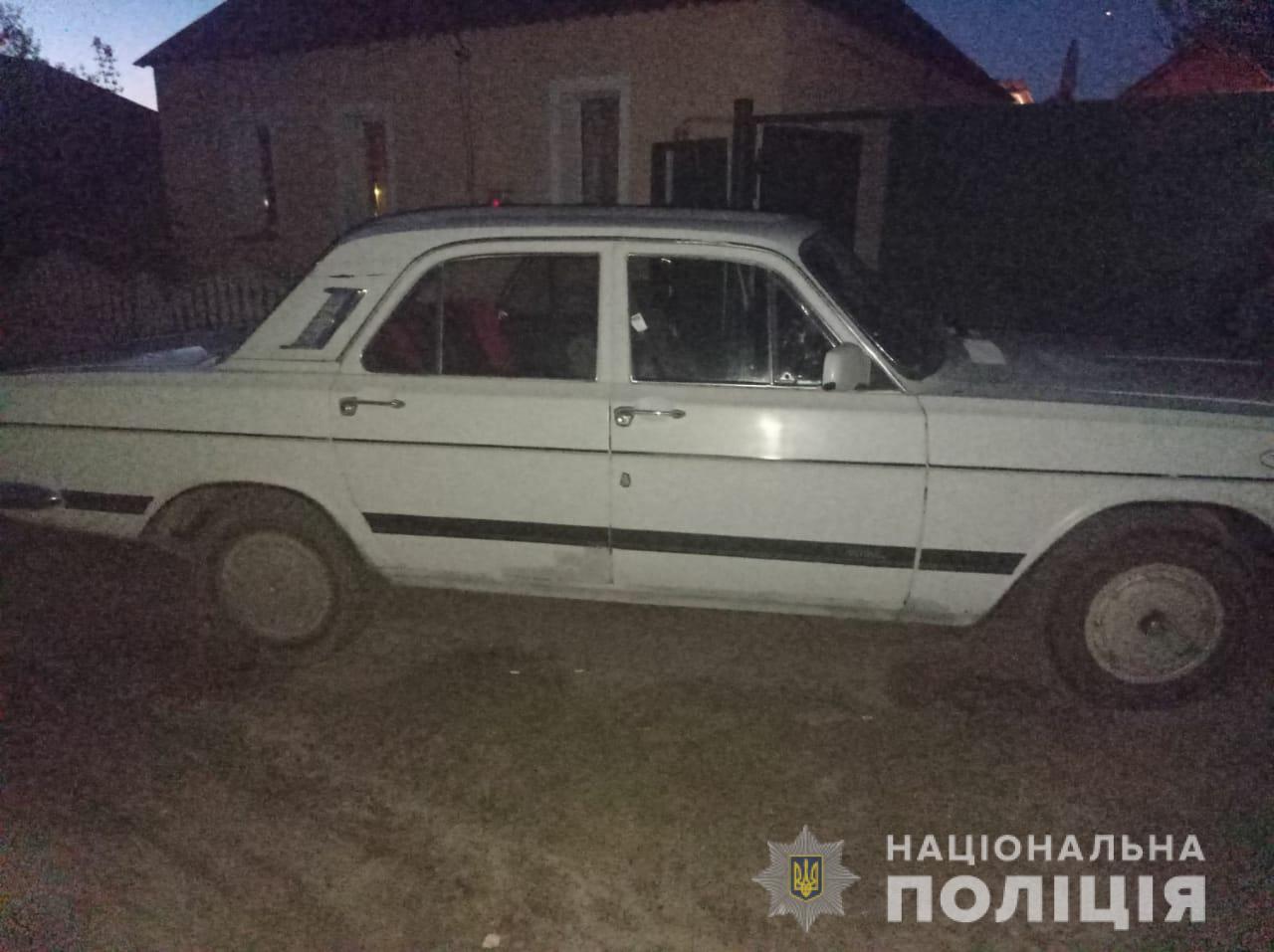 Под Харьковом мужчина разбил окна автомобиля и украл магнитолу и аккумулятор