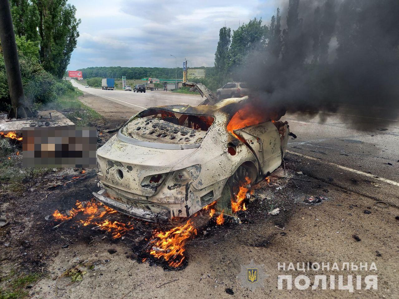 Под Харьковом автомобиль на скорости выехал на обочину, врезался в металлическую опору и загорелся