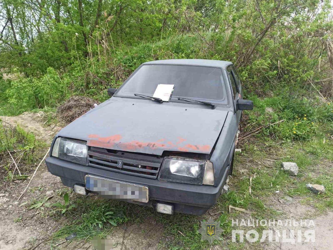 В Харькове полицейские оперативно задержали мужчин, которые вытащила из автомобиля несколько деталей