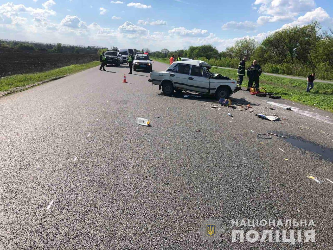 Под Харьковом автомобиль въехал в грузовик: погибло два человека