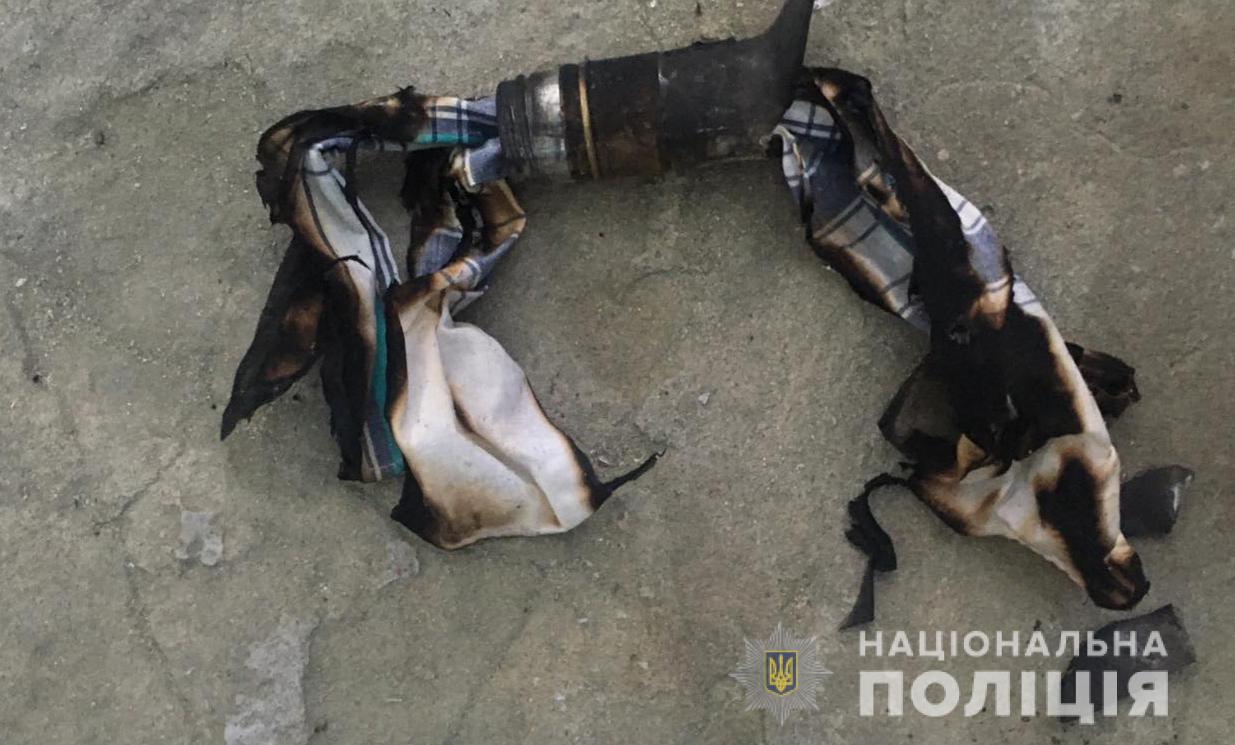 Под Харьковом мужчина из ревности бросил во двор возлюбленной "коктейль Молотова"