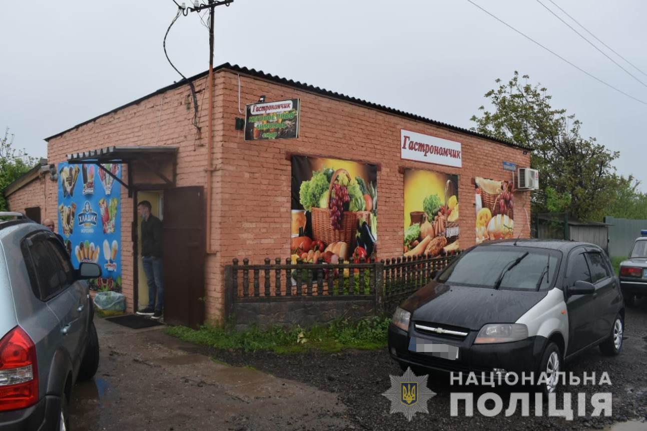 Под Харьковом мужчина с ножом напал на продавщицу магазина и пытался забрать выручку