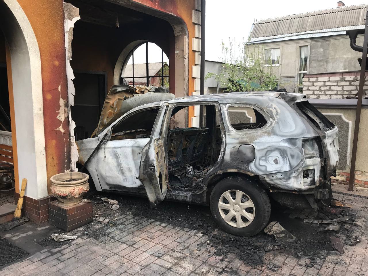 В Харькове во дворе частного дома сгорел автомобиль