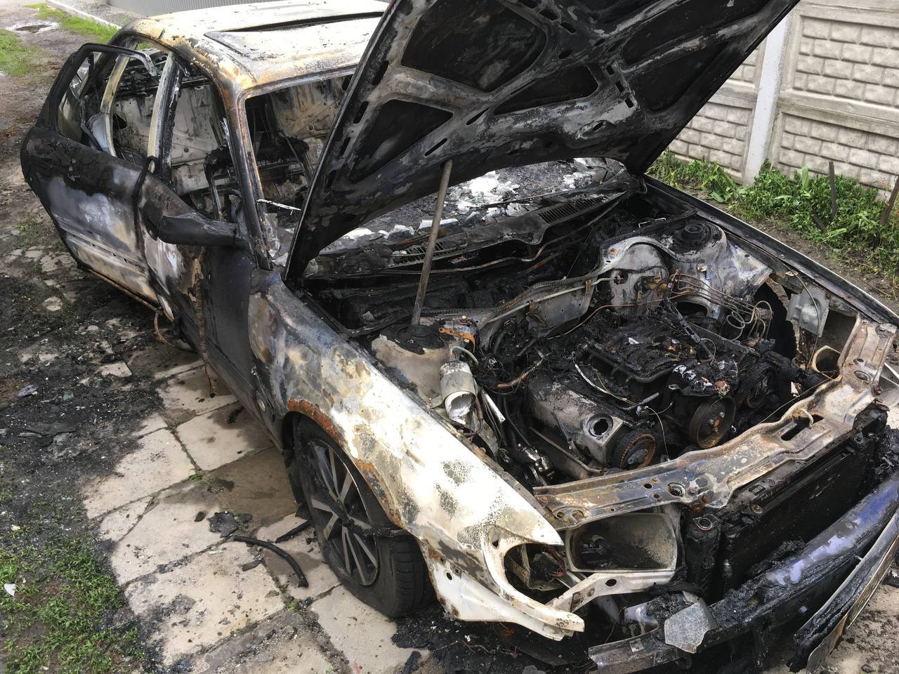 В Харькове возле частного дома сгорел автомобиль
