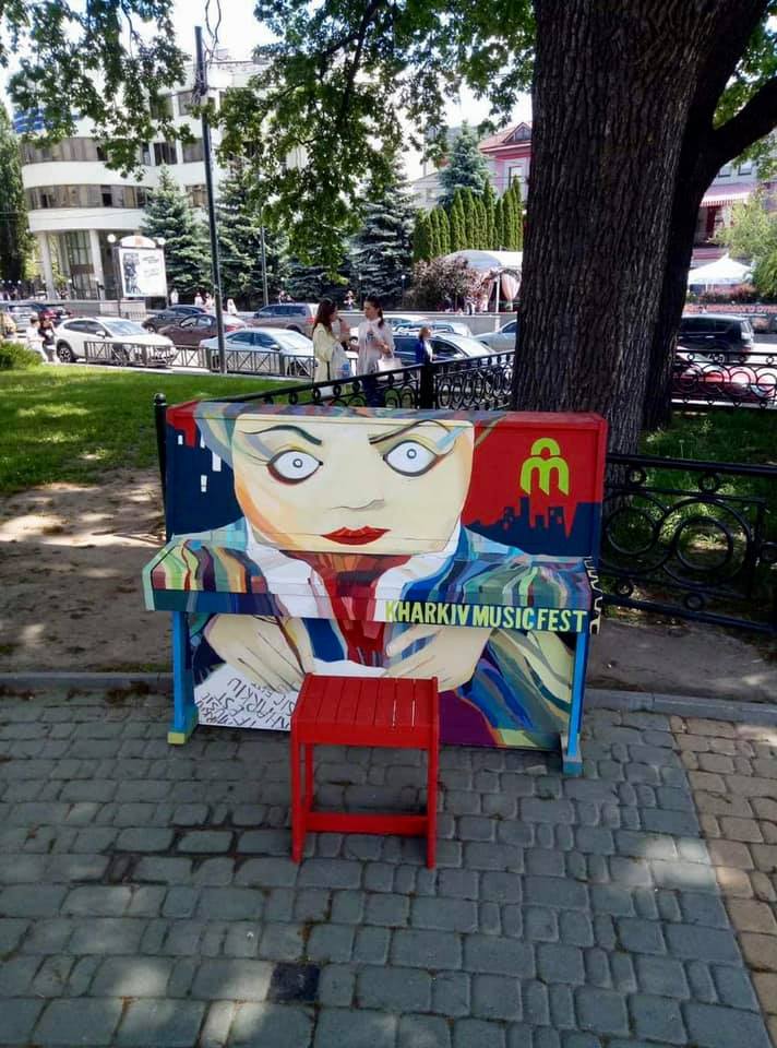 На улицах Харькова до июля будут стоять расписанные пианино
