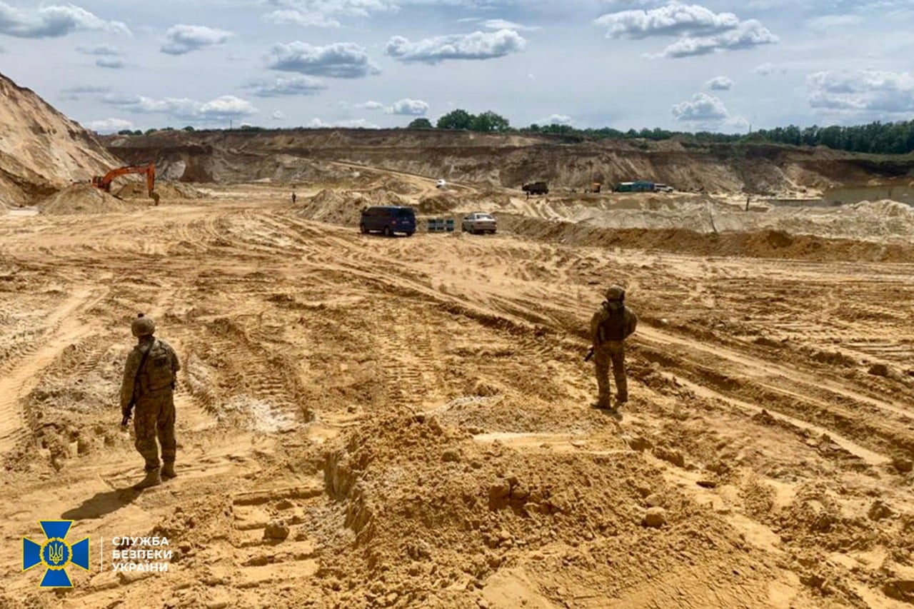 В поселке Рогань незаконно создали карьер и добывали песок: убытки могут составить несколько десятков миллионов
