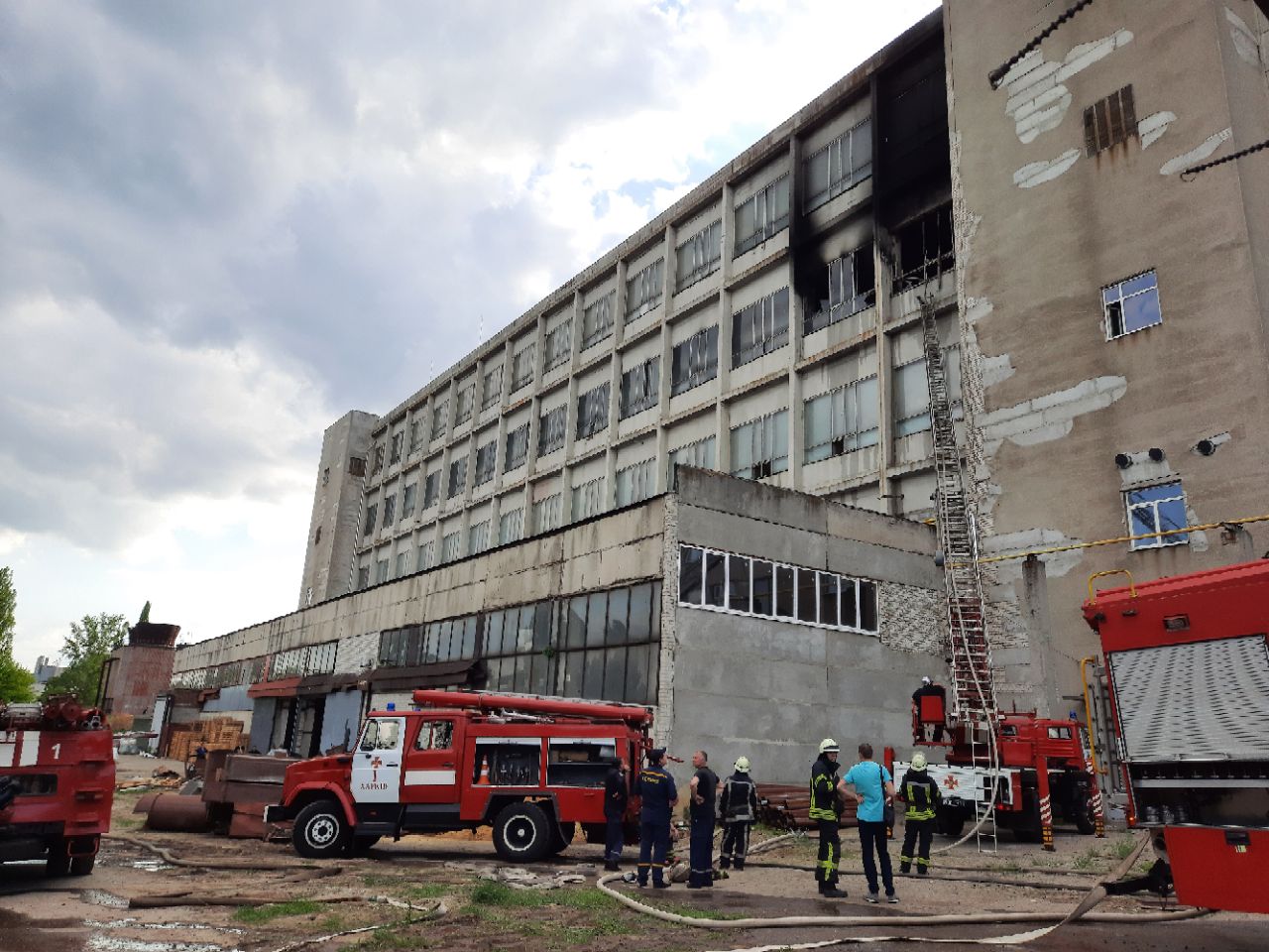 На территории завода "Коммунар" произошел пожар