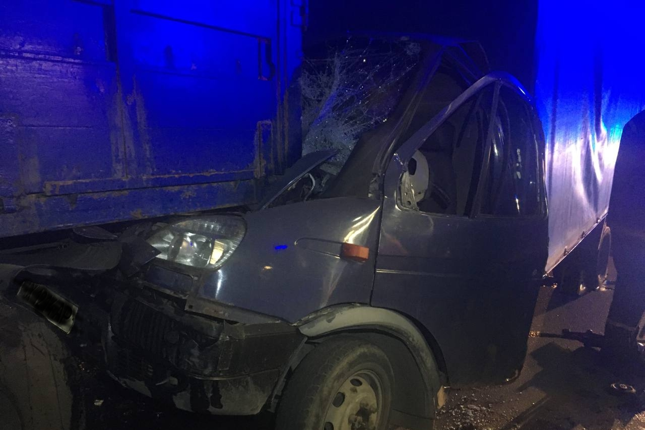 В Харькове водитель въехал в припаркованный грузовик: мужчину доставали спасатели